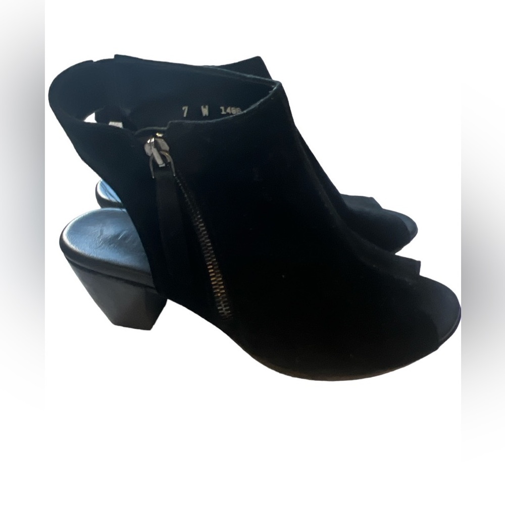 Munro Nakita Black Suede Booties